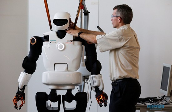 智能机器人勤杂工 法国创新助力家务自动化